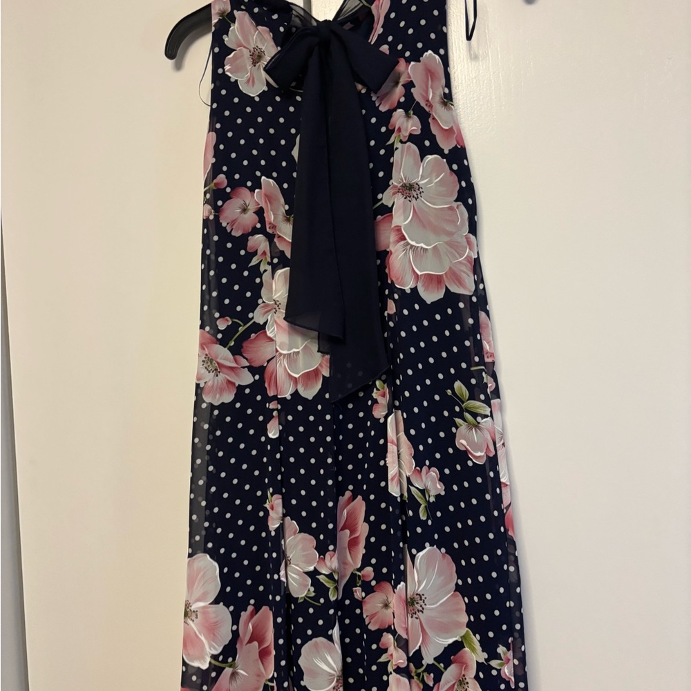 Cute dress with tie in back.